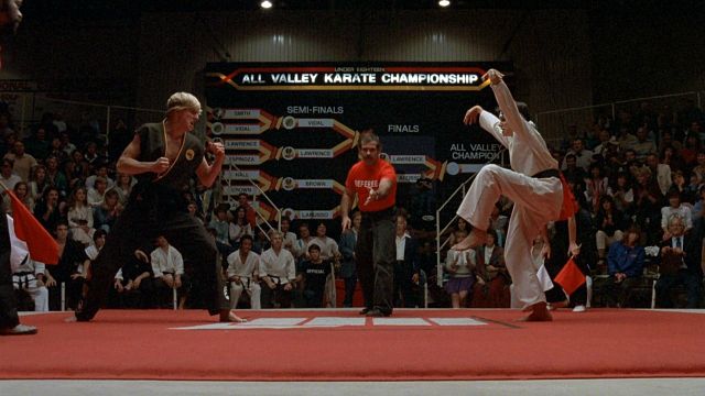 Imagem da notícia Cobra Kai: Imagens inéditas do filme Karatê Kid estão presentes na série da Netflix 
