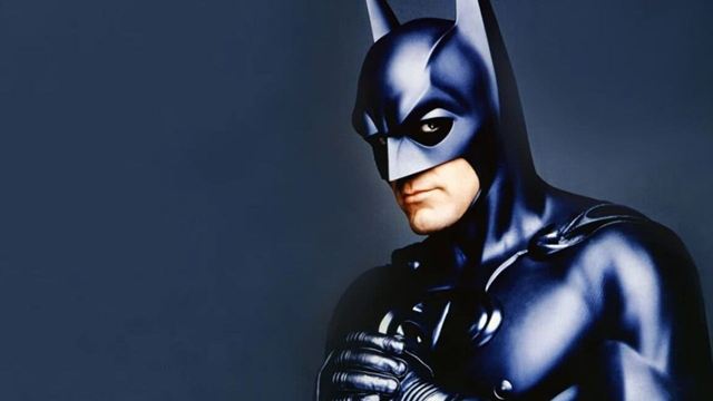 George Clooney afirma que "dói fisicamente" assistir sua atuação como Batman