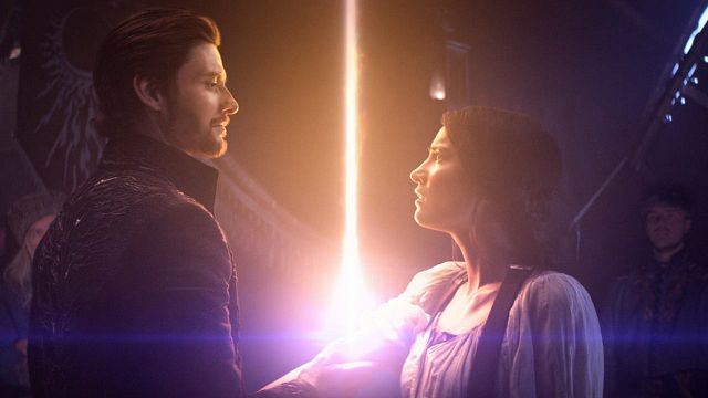 Imagem da notícia Sombra e Ossos: Você reparou na participação da autora Leigh Bardugo na série da Netflix?