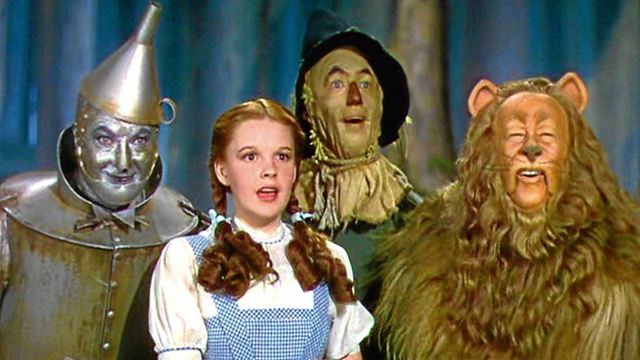 Vestido de Judy Garland em O Mágico de Oz é encontrado em saco de lixo depois de 40 anos