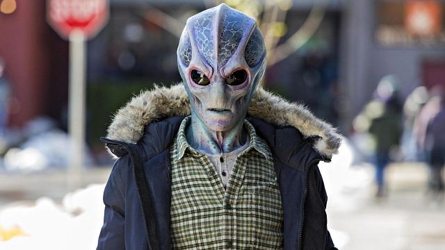 Imagem da notícia Resident Alien: 5 motivos para assistir a série de comédia no catálogo do Star+