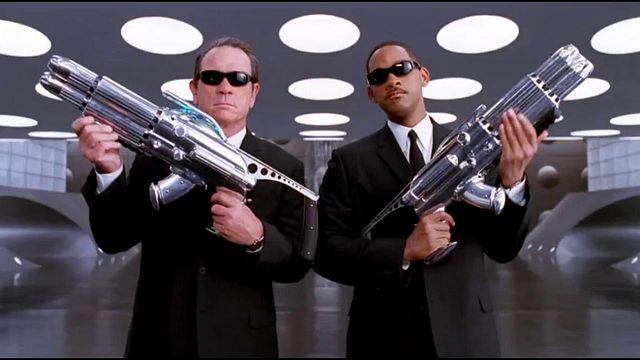 Imagem da notícia MIB - Homens de Preto 2 na Sessão da Tarde (19/11): Keanu Reeves e Robert Downey Jr. quase participaram do filme; entenda
