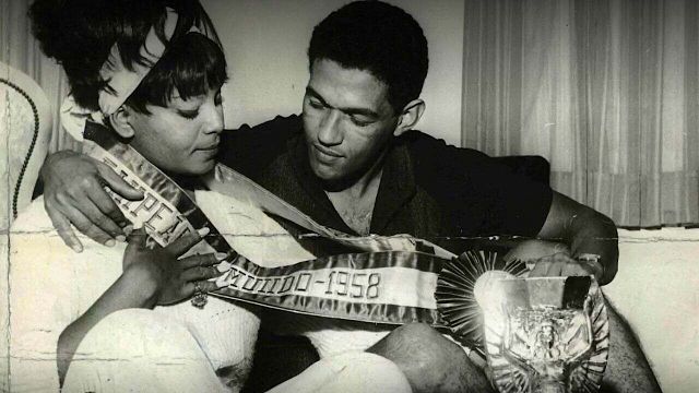 Imagem da notícia Série sobre Elza Soares e Garrincha revela história não contada para entender o Brasil, defende diretora da produção Globoplay (Entrevista)