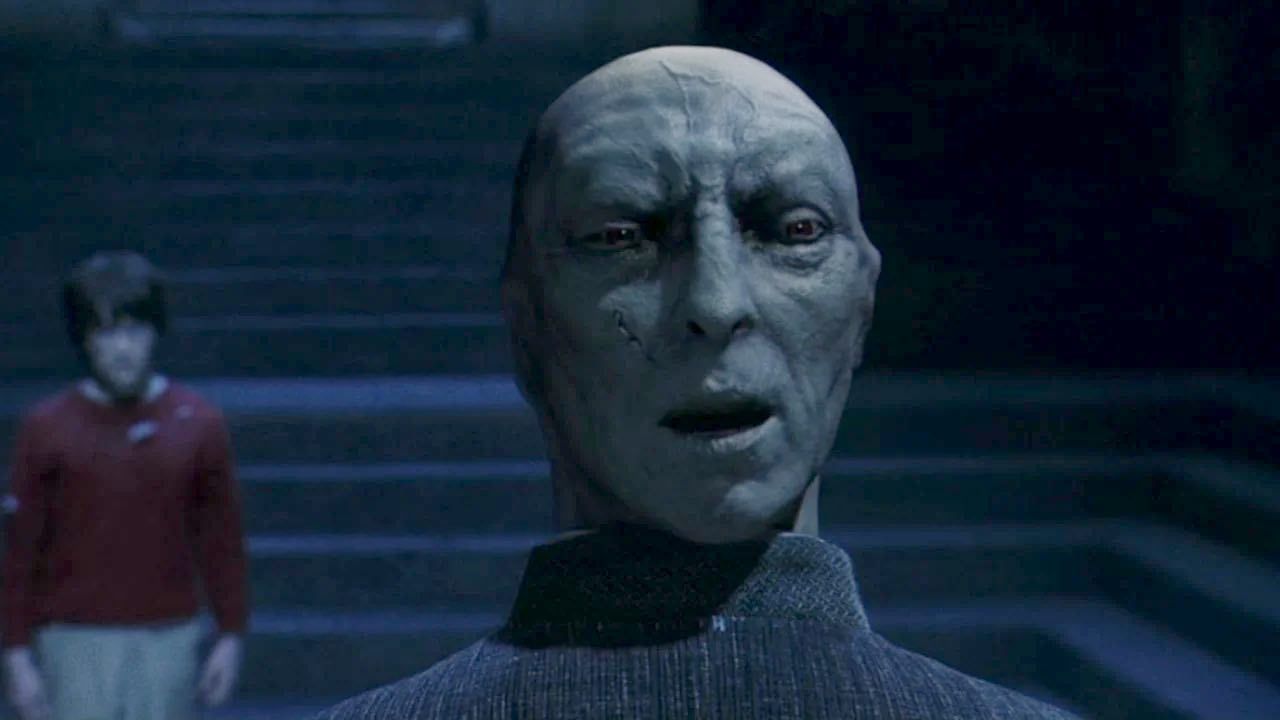 Richard Bremmer como Voldemort.