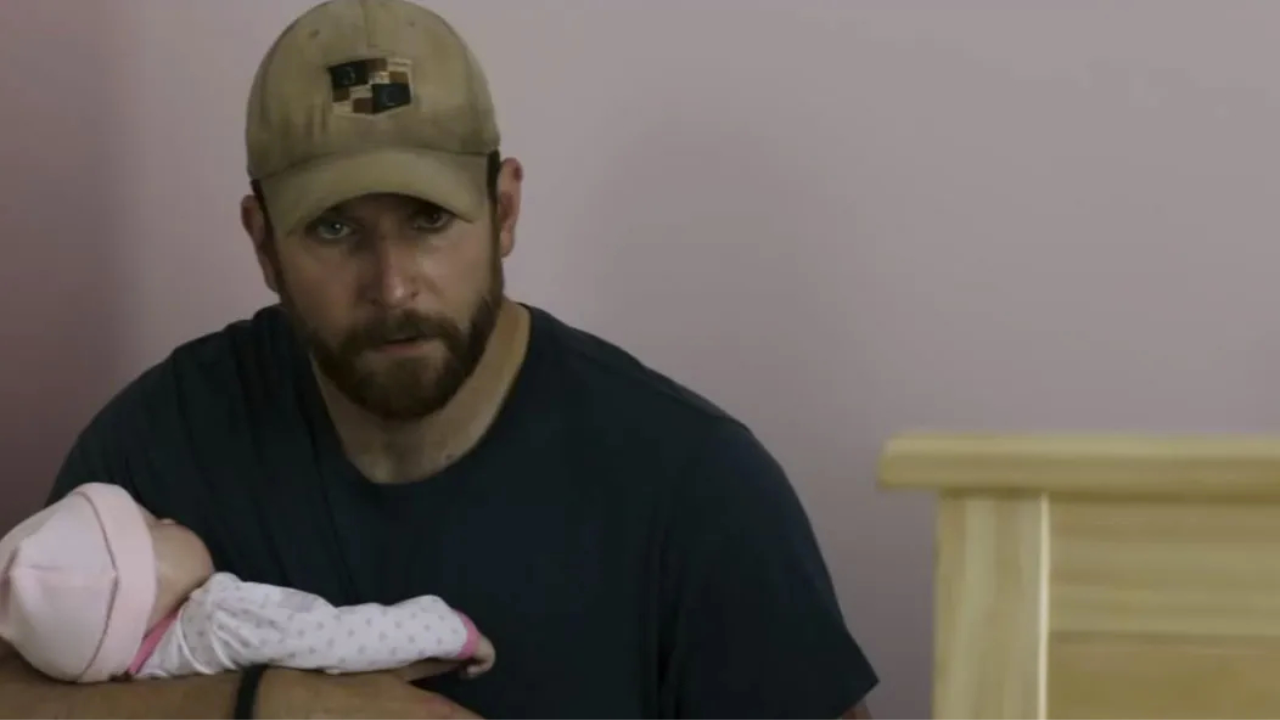 Bradley Cooper com a boneca de plástica em cena de Sniper Americano.