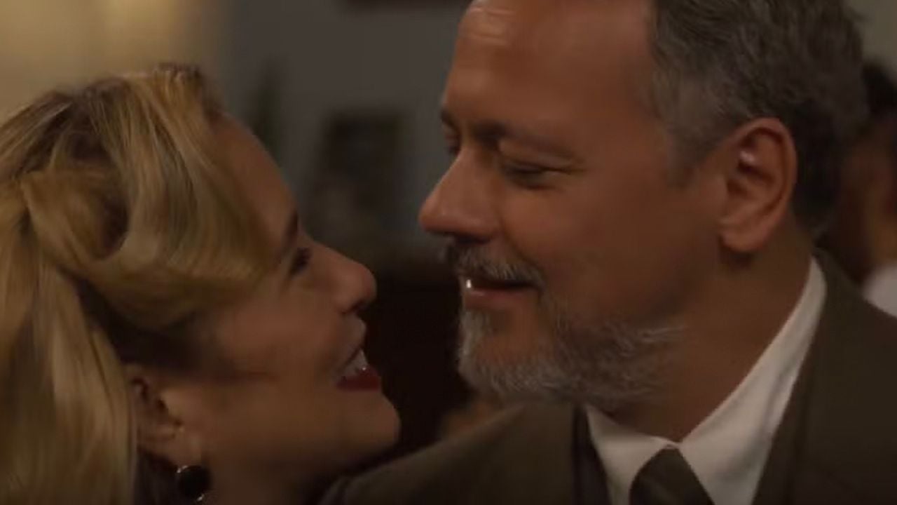 O ex-casal dança junto, e Raimundo (Danton Mello) não poupa elogios à ex