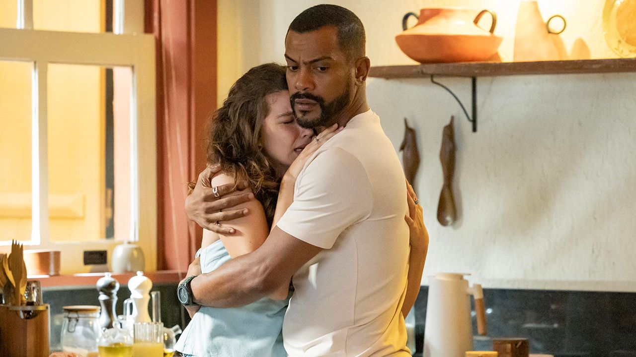 Michele e Daniel ficam sabendo do acidente de Viola