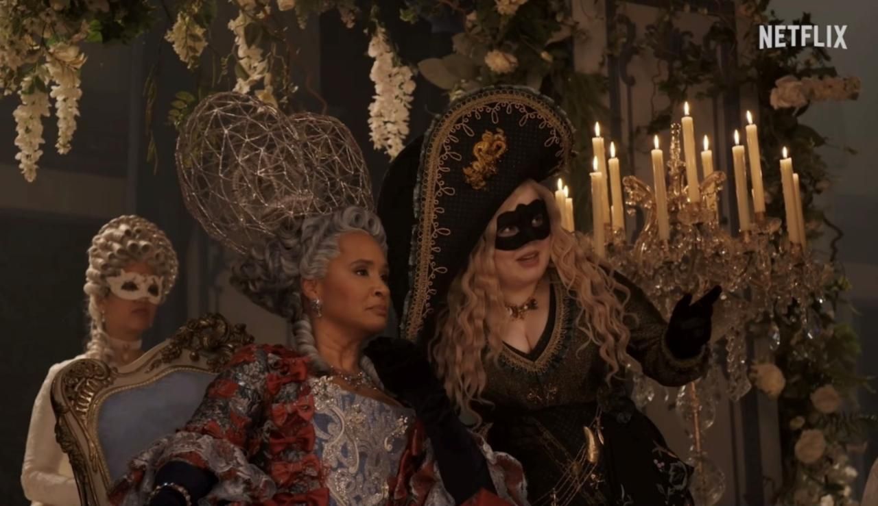 Rainha Charlotte e Penelope Bridgerton em cena divulgada no teaser da 4ª temporada