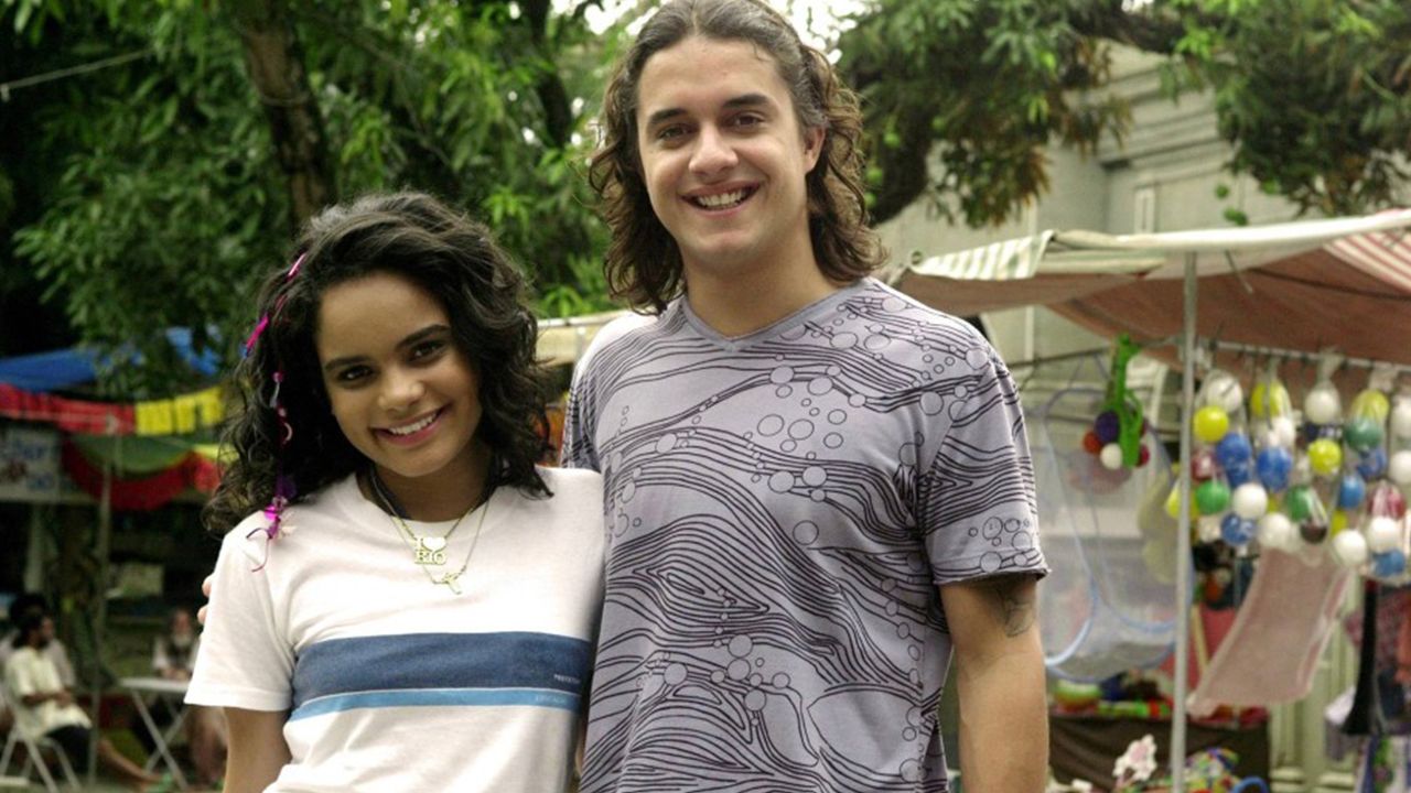 Guilherme Boury em Fina Estmapa, ao lado da atriz Carol Macedo