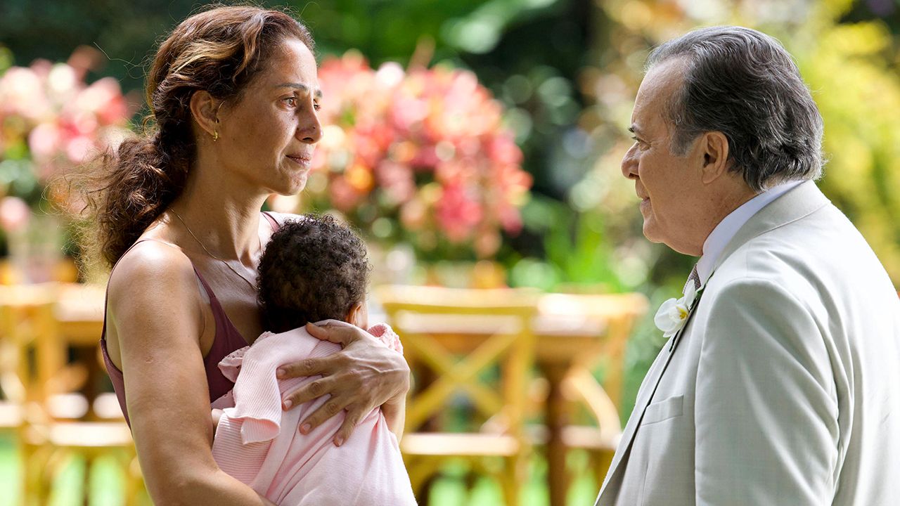 Ellen (Camila Pitanga) aparece no casamento de Abel (Tony Ramos)