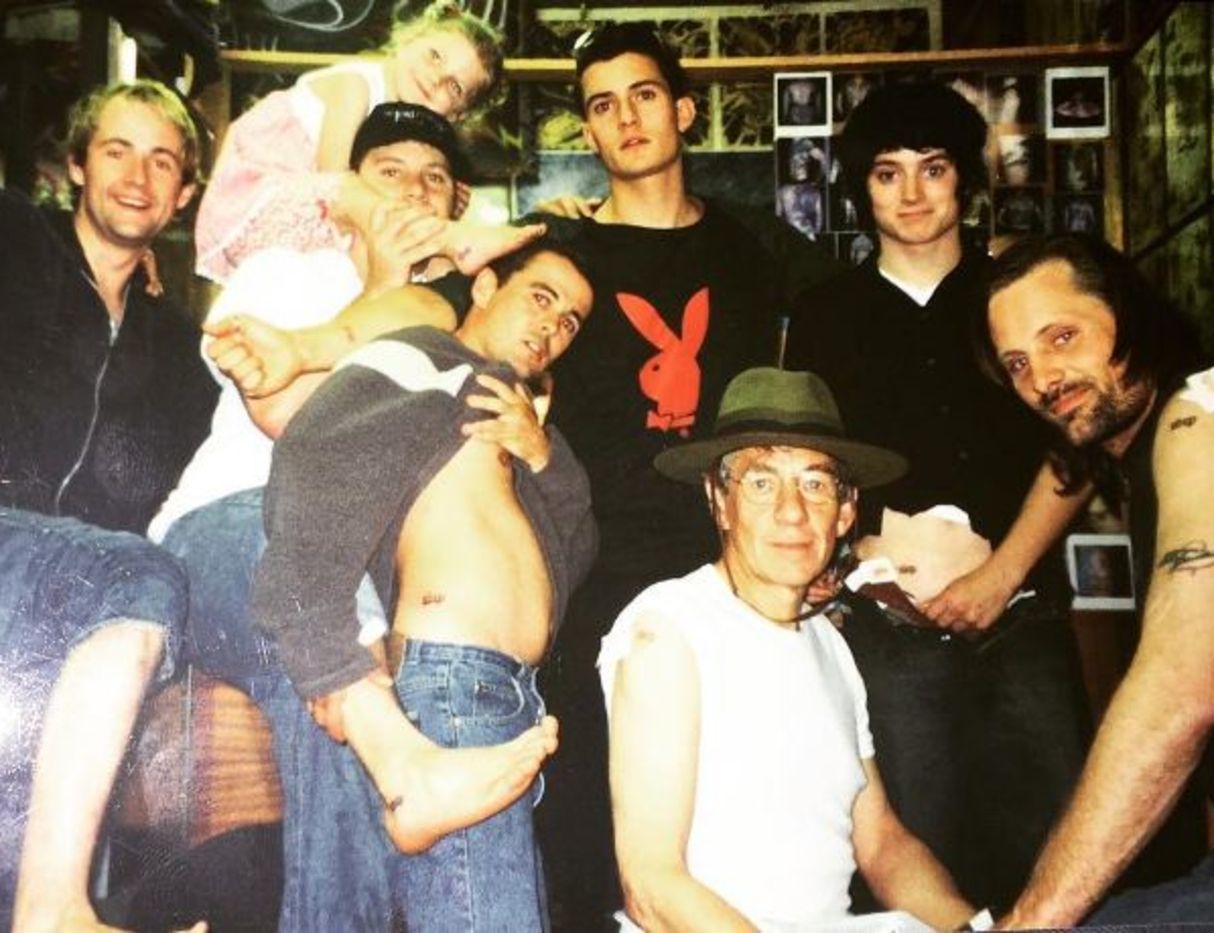 O elenco principal de O Senhor dos Anéis exibe suas tatuagens conjuntas.