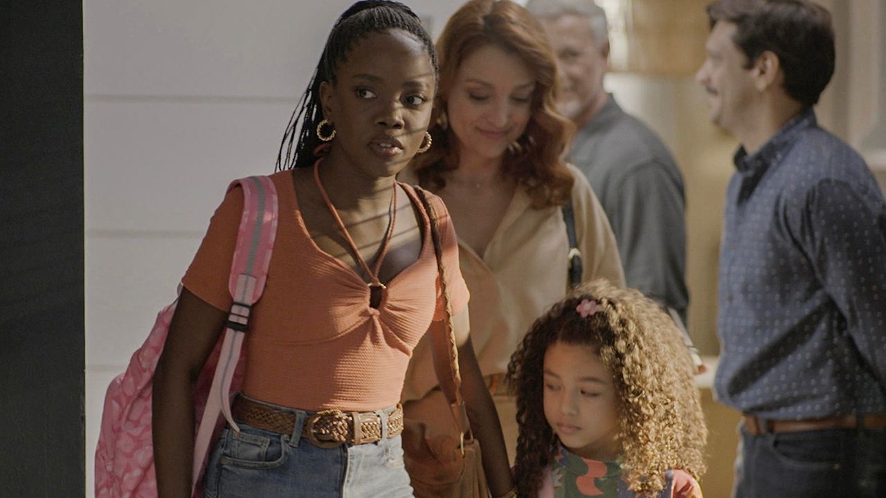  Leo (Clara Moneke) chega com Sofia (Elis Cabral) na casa de Jaques (Marcello Novaes)