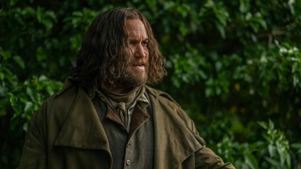Diarmaid Murtagh como Buck em cena da 7ª temporada de Outlander.
