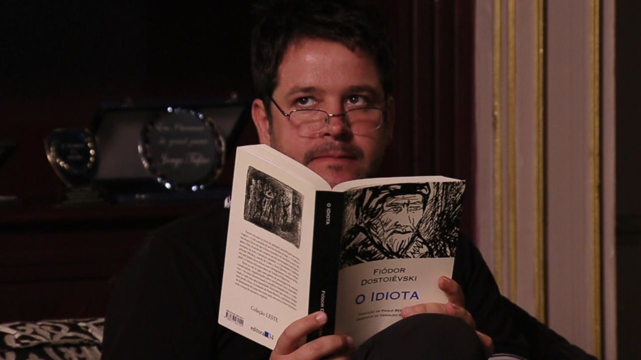 Tufão lendo