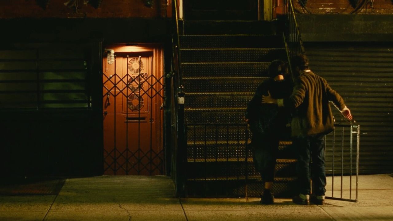 Nora refaz seu caminho, agora à direita, entrando em seu futuro com Arthur.