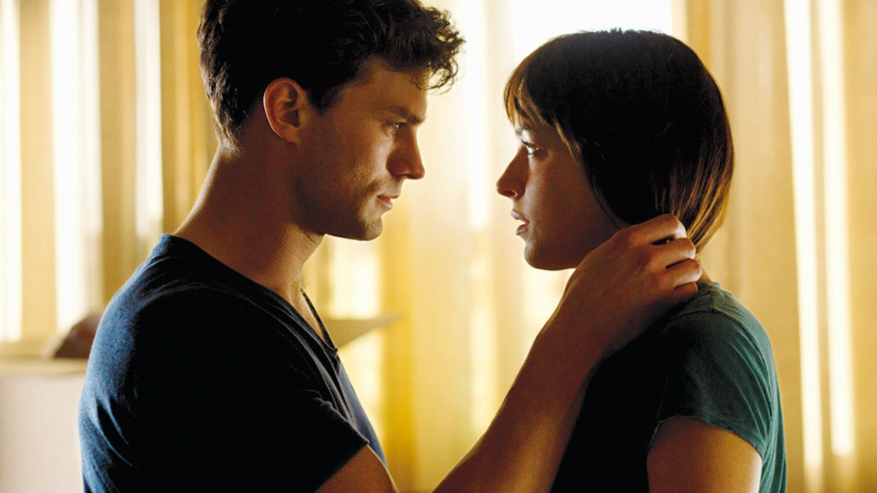 Jamie Dornan e Dakota Johnson como Christian Grey e Anastasia Steele em cena de 50 Tons de Cinza (2015).