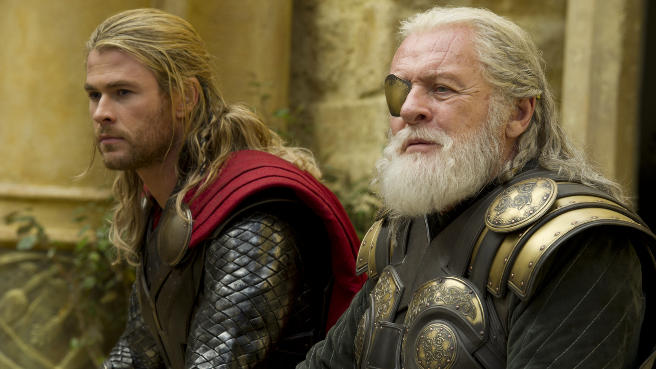 Chris Hemsworth e Anthony Hopkins em cena de Thor: O Mundo Sombrio (2013).