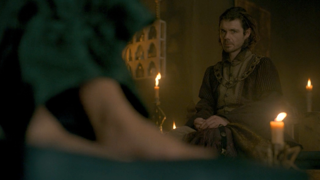 É assim que Alicent descobre as fofocas de Porto Real e consegue favores: mostrando os pés para Larys.