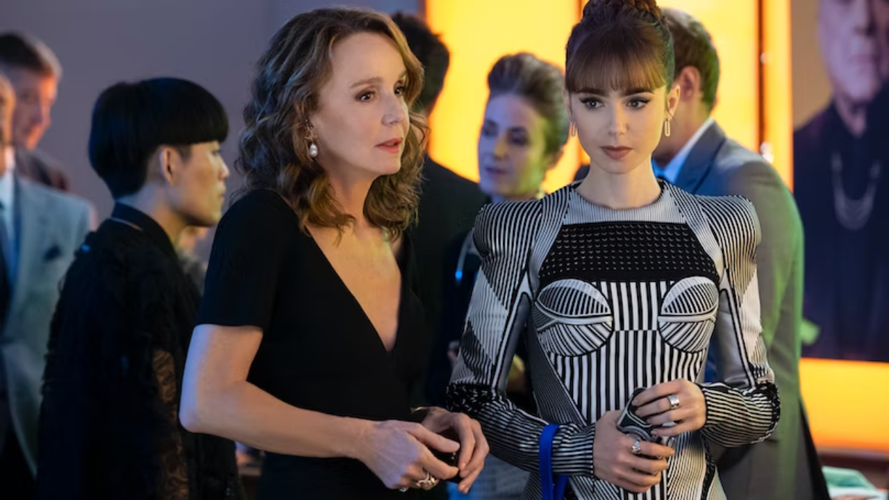 Lily Collins e Philippine Leroy-Beaulieu em cena da 3ª temporada de Emily em Paris.