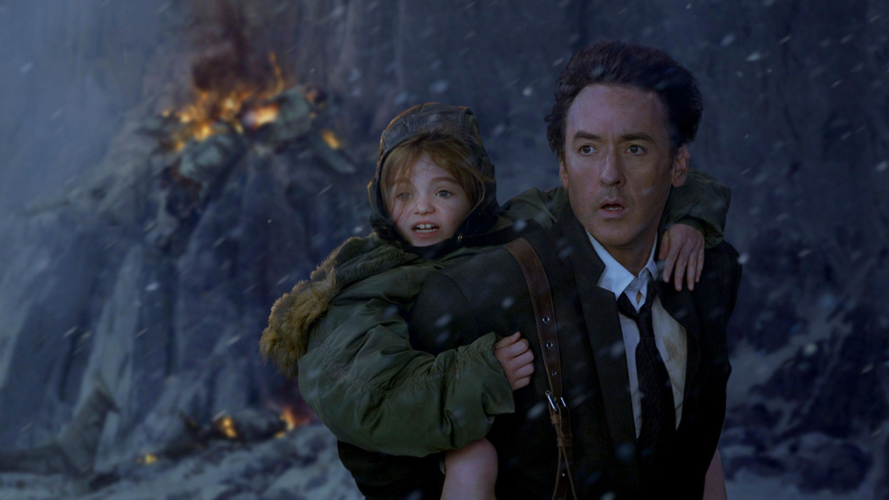 John Cusack e Morgan Lily em cena de 2012.