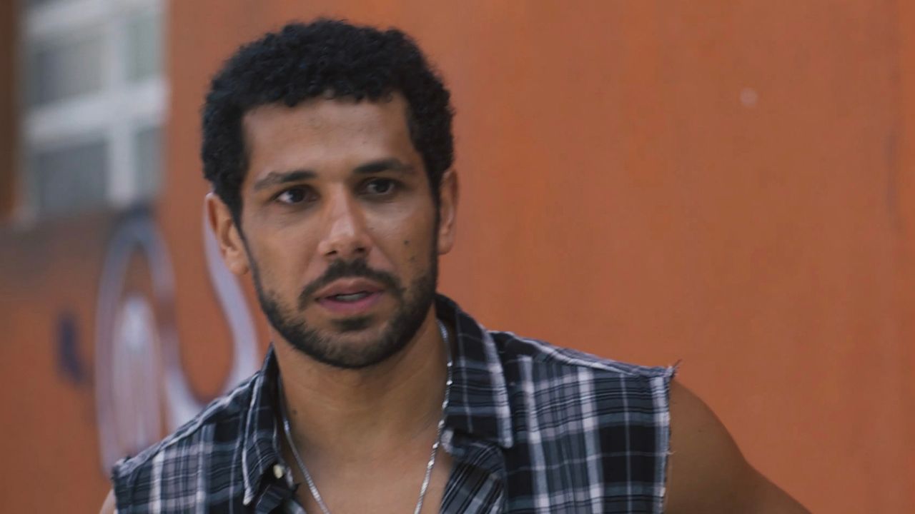 Chico (Amaury Lorenzo) é baleado após troca de tiros