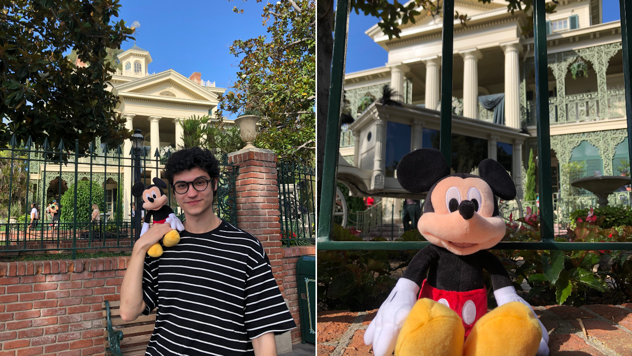 Eu que vos escrevo posando com o Mickey Mouse que ganhei da Disney na frente da Mansão Mal-Assombrada.