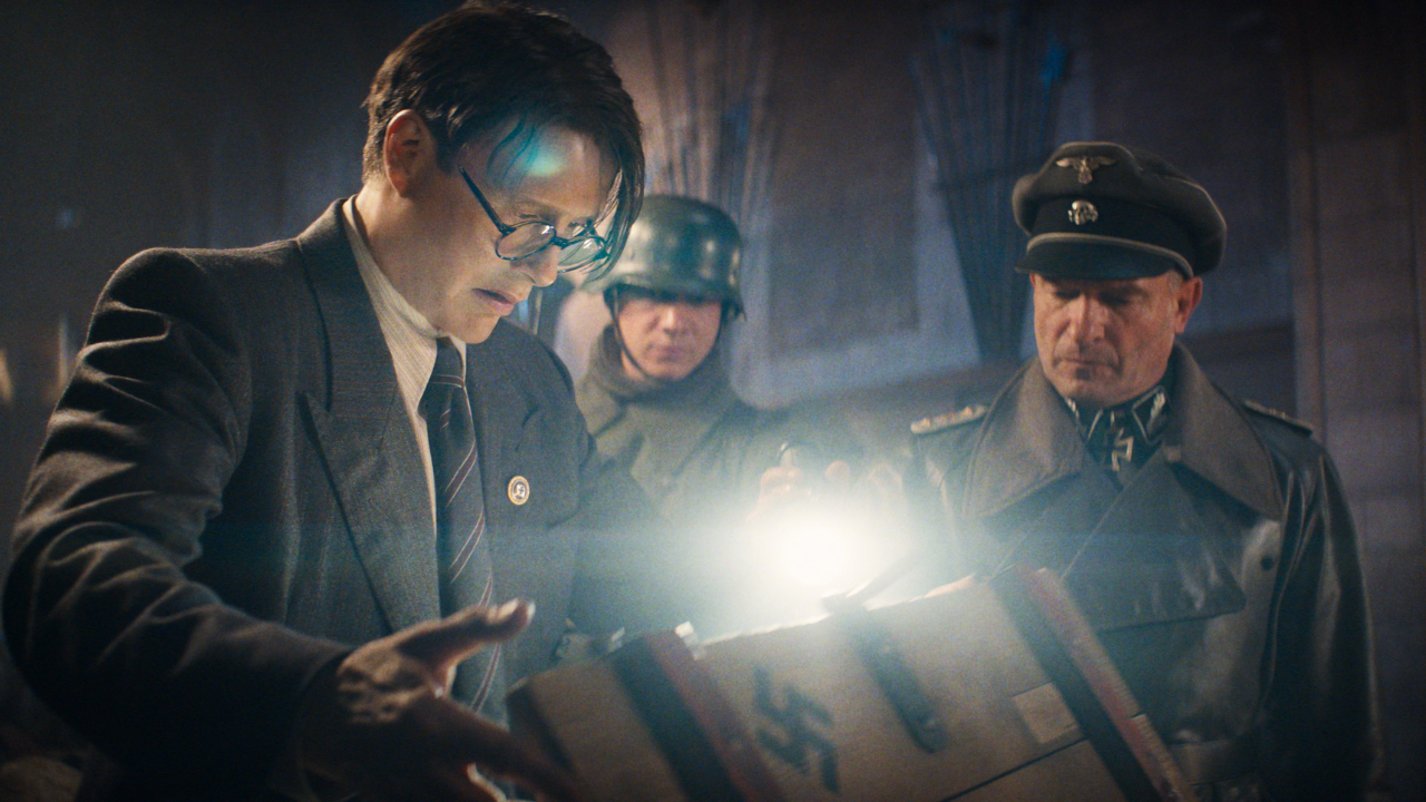 Mads Mikkelsen na sequência de abertura de Indiana Jones e a Relíquia do Destino.
