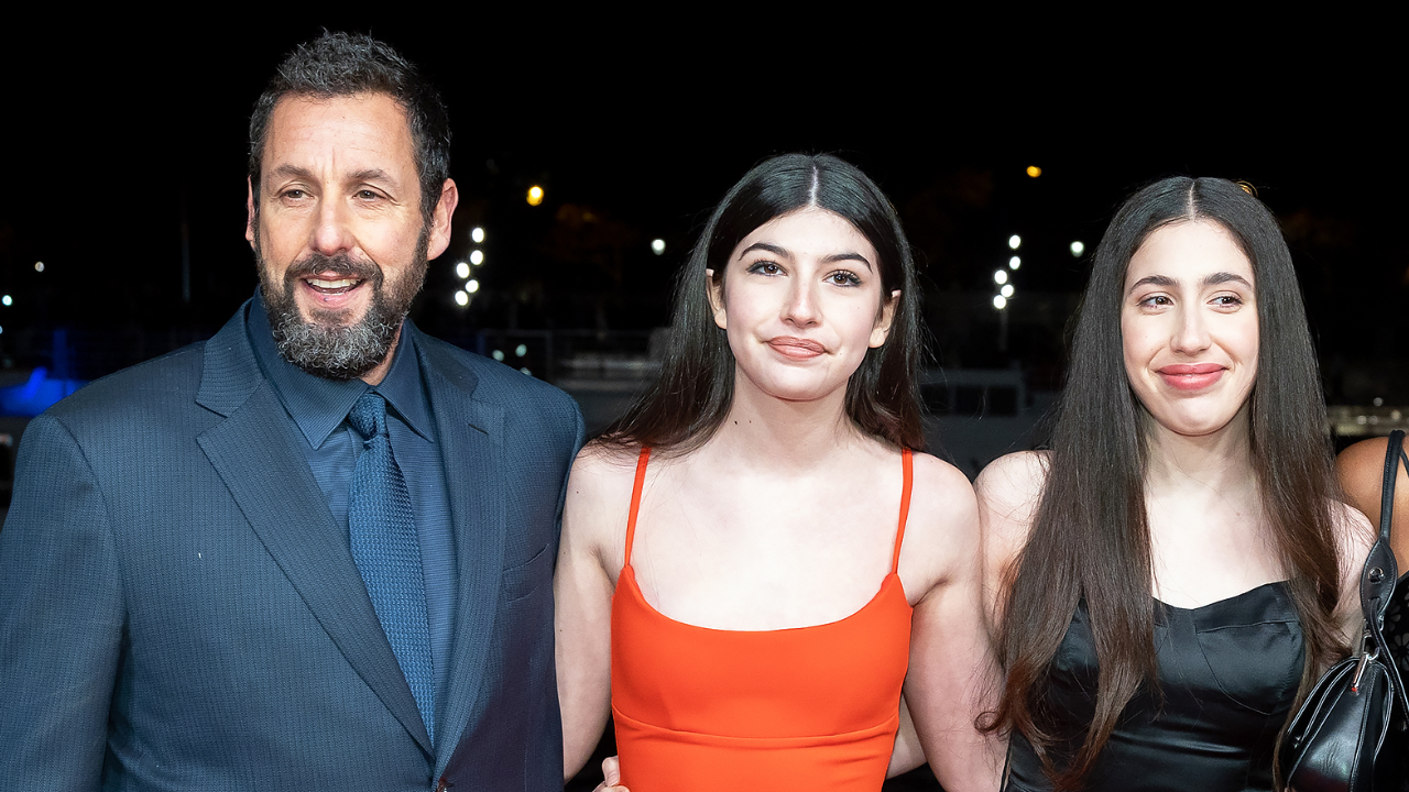 Filhas de Adam Sandler terão salário alto em novo filme do pai na Netflix e já têm contrato