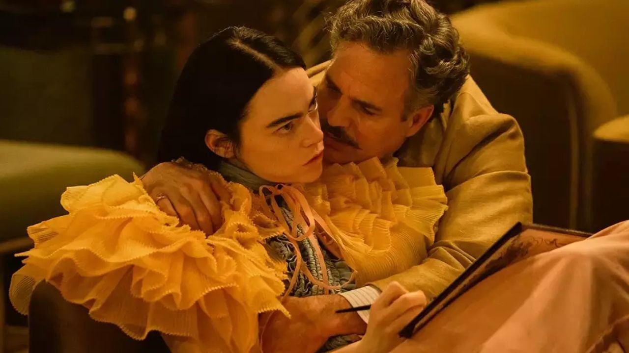 Emma Stone e Mark Ruffalo em Pobres Criaturas.