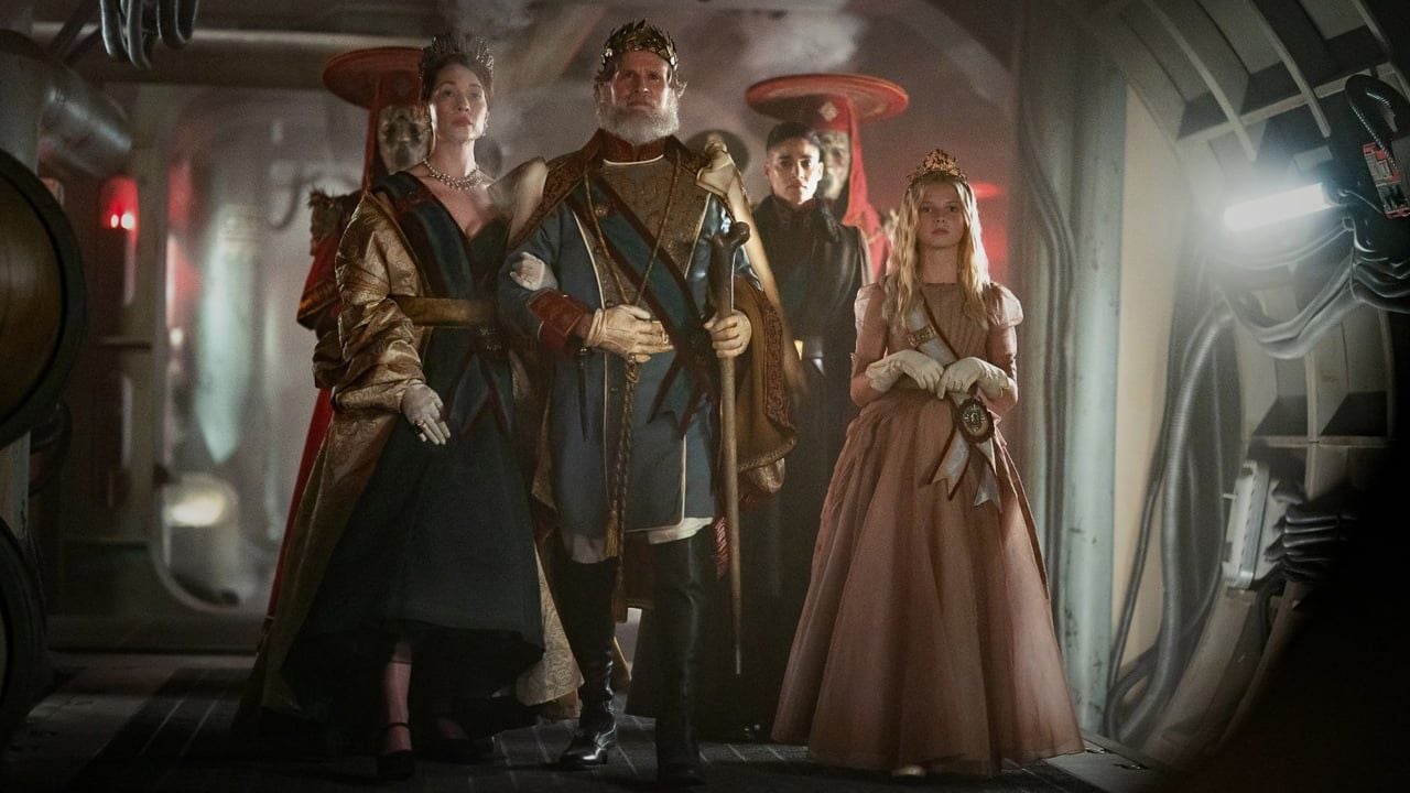 O velho rei e sua família caminham em direção à morte em câmera lenta.