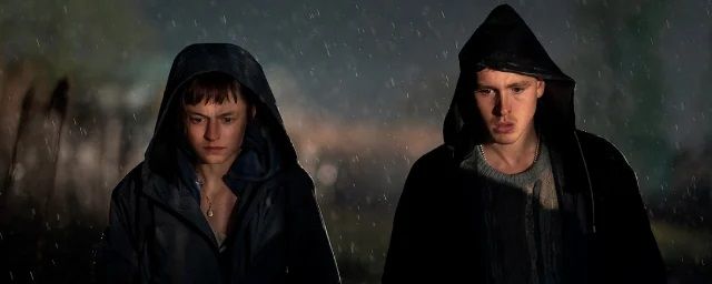 Emma Corrin e Harris Dickinson em Assassinato no Fim do Mundo