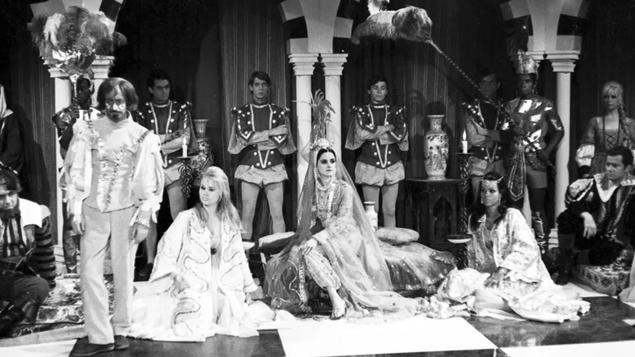 Parte do numeroso elenco de Anastácia. No centro, Marieta Severo.