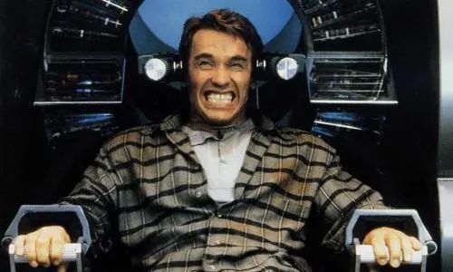 Arnold Schwarzenegger na versão de 1990