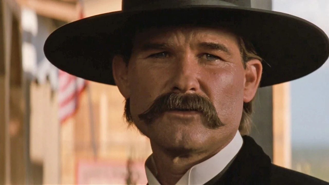 Kurt Russell no papel de Wyatt Earp