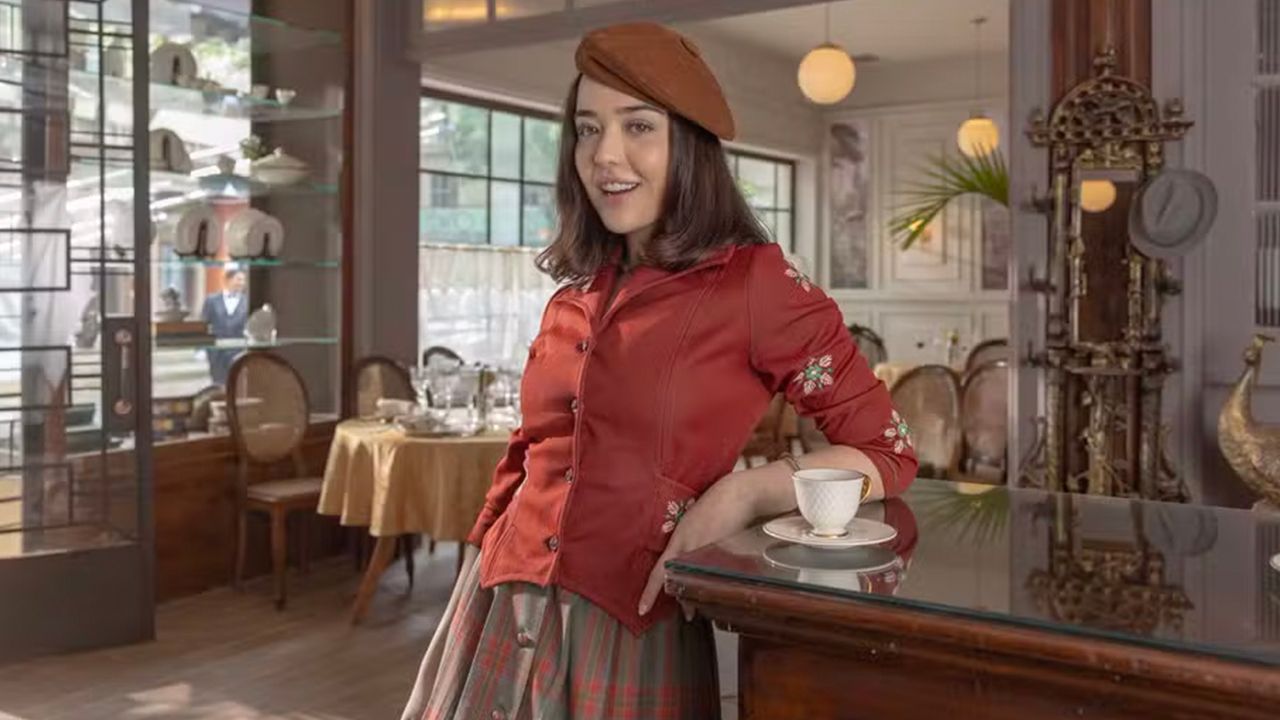 Bella Piero como Flora em Garota do Momento