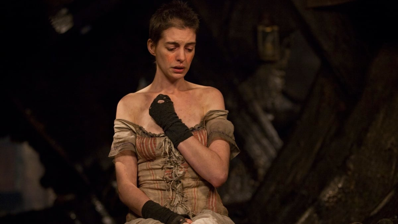 Anne Hathaway como Fantine em cena de Os Miseráveis.