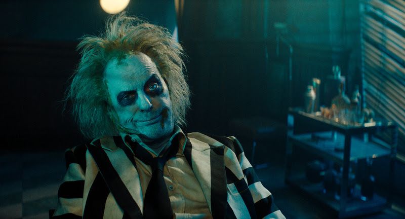 Michael Keaton em Os Fantasmas Ainda se Divertem: Beetlejuice Beetlejuice.