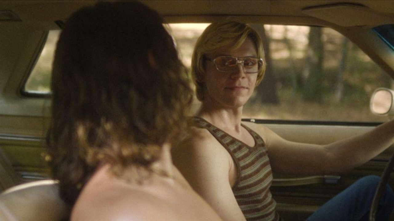 Evans Peters em cena de Dahmer: Um Canibal Americano.