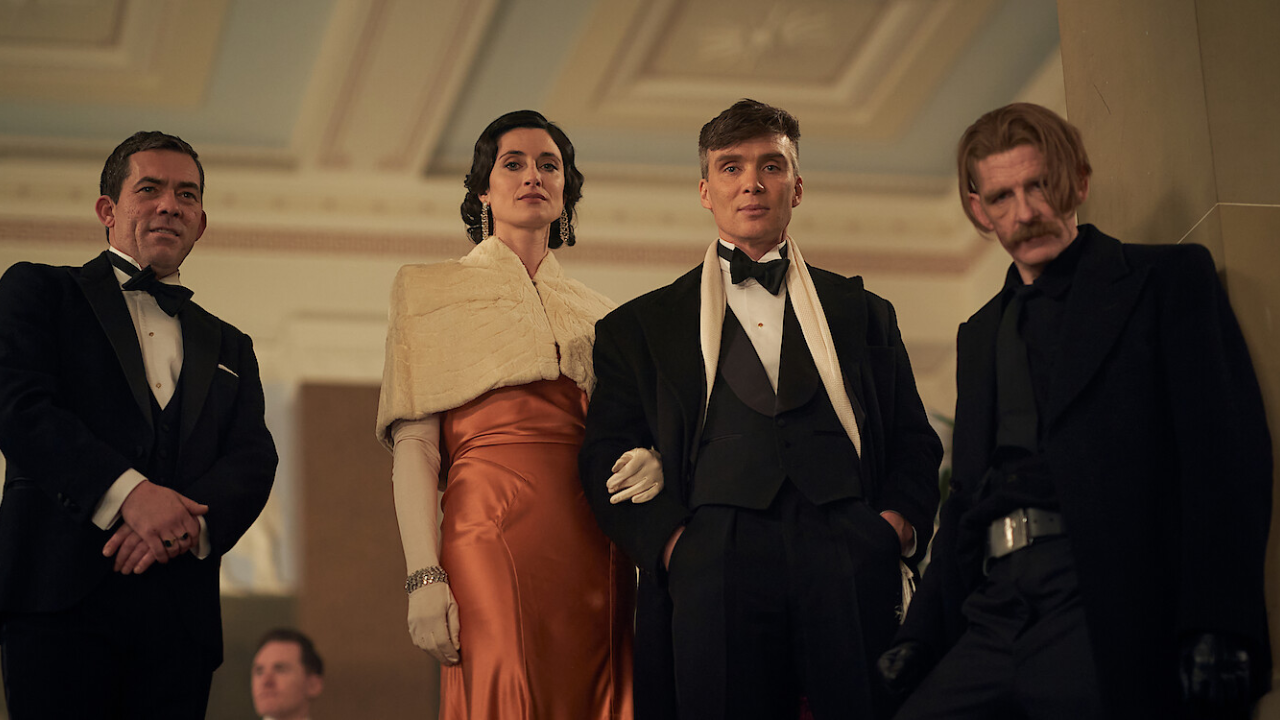 Johnny Dogs (Packy Lee), Lizzie Shelby (Natasha O'Keeffe), Tommy Shelby (Cillian Murphy) e Arthur Shelby (Paul Anderson) em cena da 6ª temporada de Peaky Blinders.