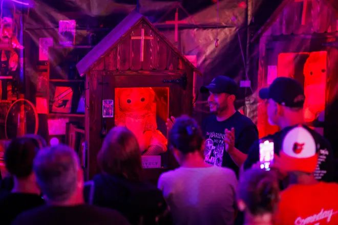 Dan Rivera ao lado da boneca Annabelle na 