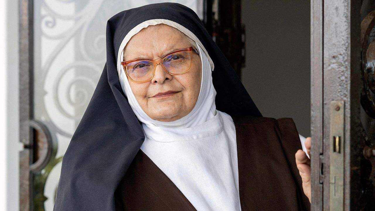 Jussara Freira é Irmã Sônia