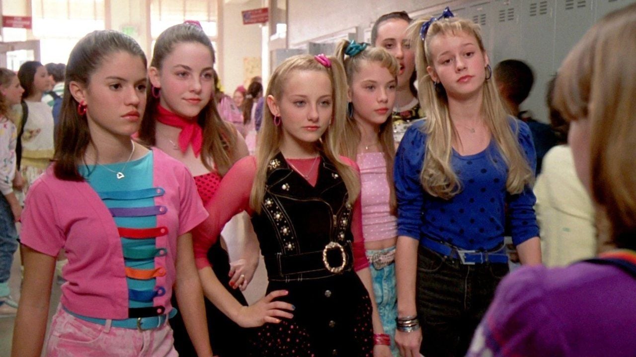 Brie Larson de azul, à direita