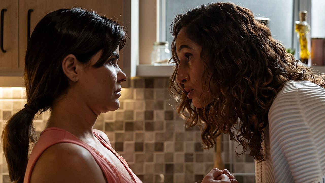 Cléo (Vanessa Giácomo) e Lola (Camila Pitanga)