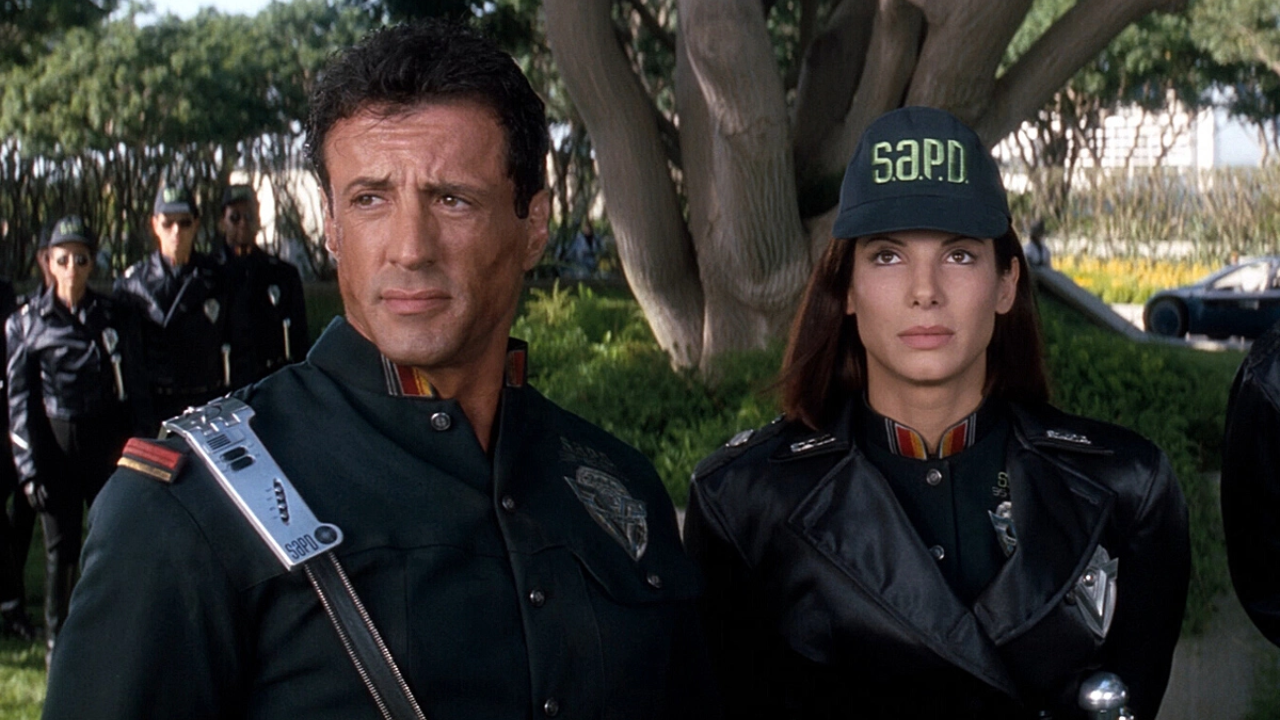 Sylvester Stallone e Sandra Bullock em cena de O Demolidor.