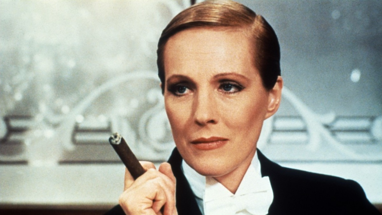 Em Victor ou Victória?, Julie Andrews vive dois personagens: Victoria Grant e o conde Victor Grazinski.