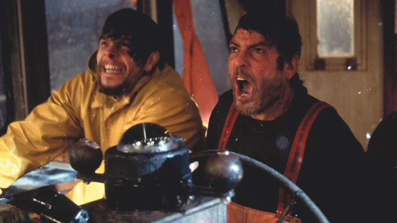 Mark Wahlberg e George Clooney em cena de Mar em Fúria.