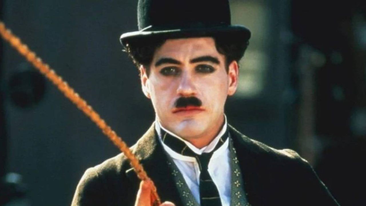 Robert Downey Jr. como Charles Chaplin