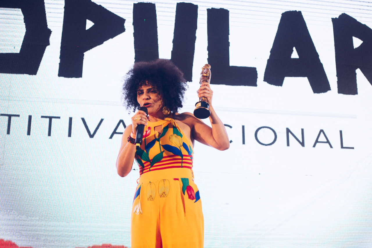  Izah Neiva recebendo o troféu Zeca Pagodinho por Firmina.