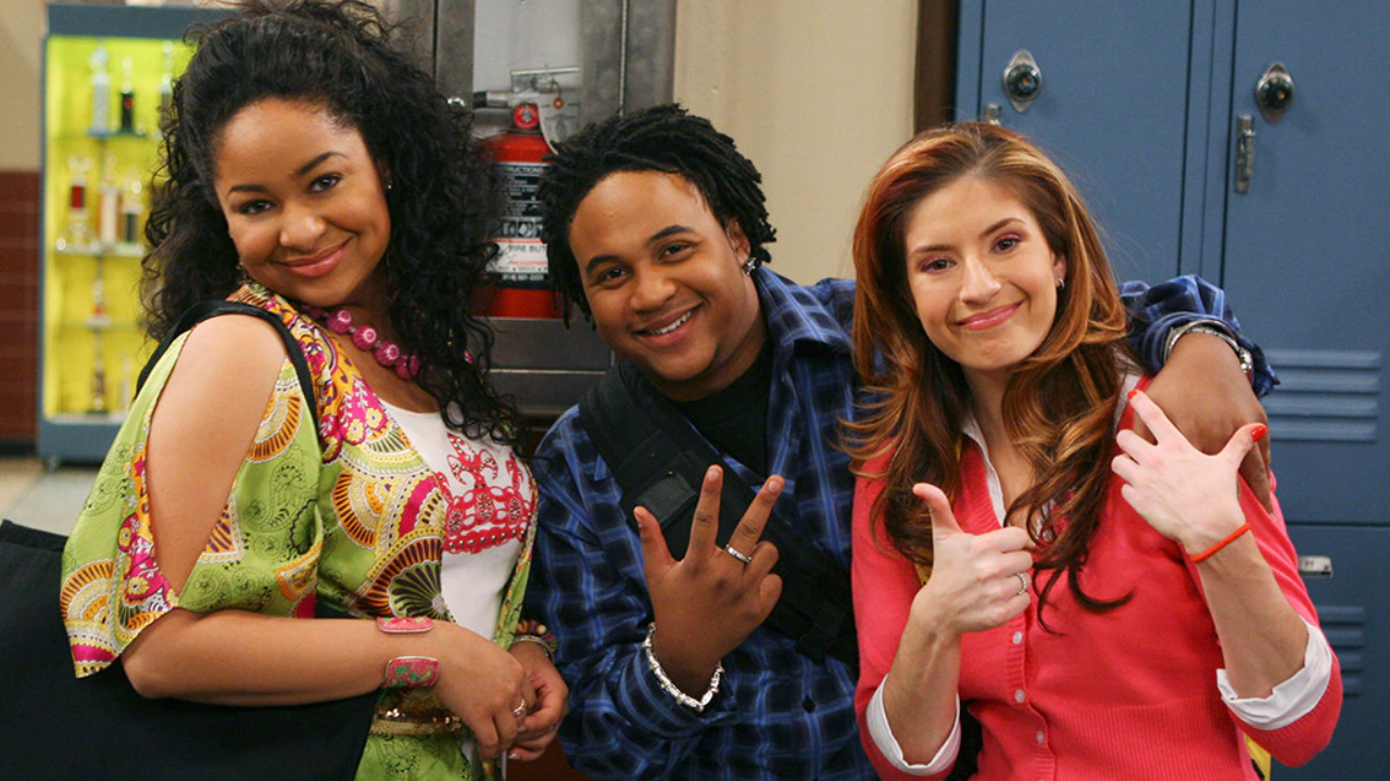 Raven-Symoné, Orlando Brown e Anneliese van der Pol em cena de As Visões da Raven.