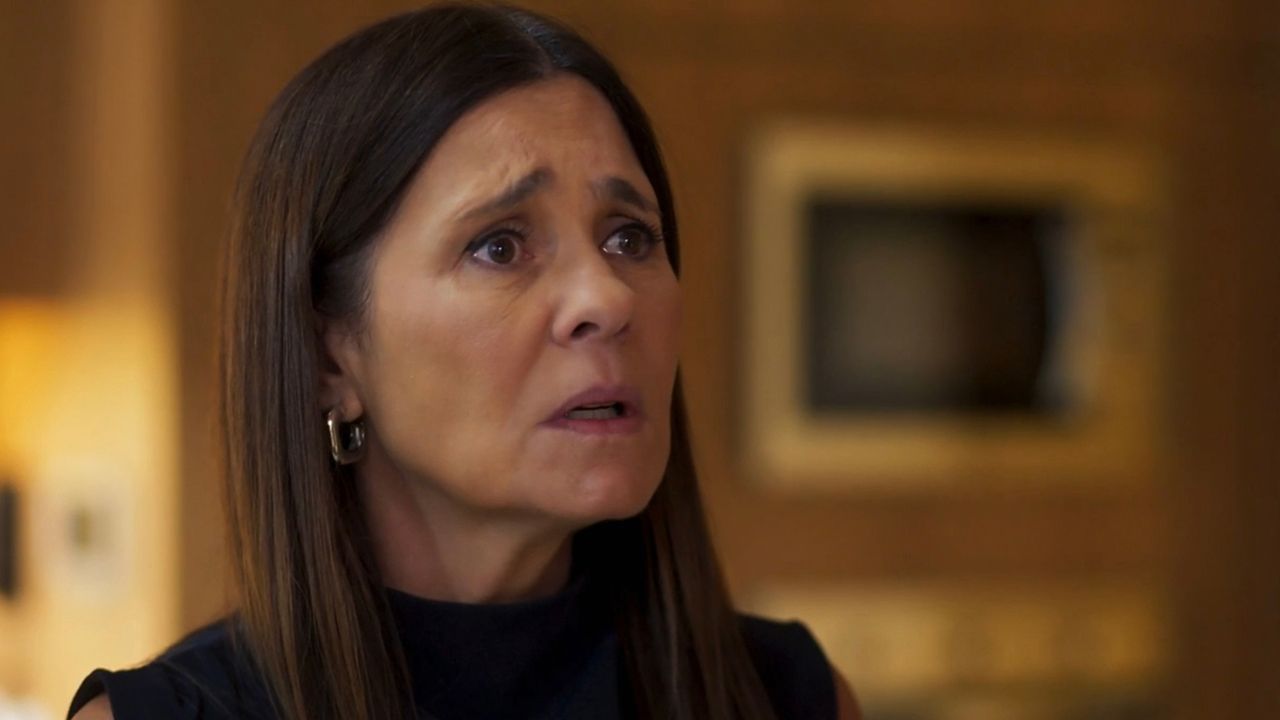 Mércia descobre que Molina tem uma amante